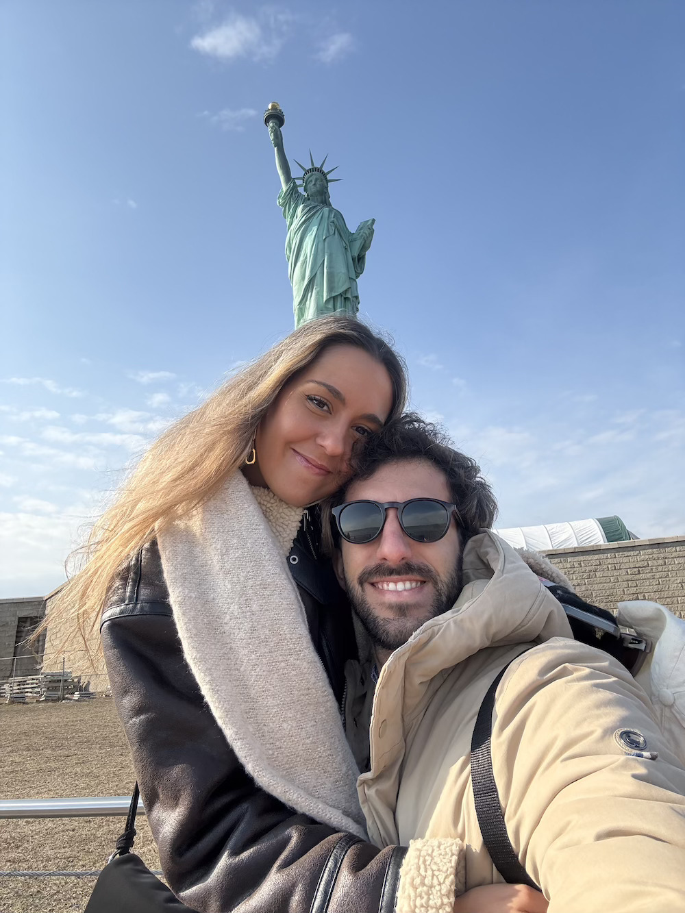 celia y carlos con Estatua de la Libertad